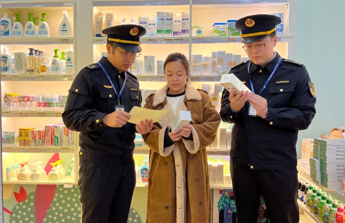 圖為該局執(zhí)法人員在一家母嬰店檢查兒童化妝品包裝、標(biāo)簽、購(gòu)進(jìn)驗(yàn)收等是否符合規(guī)定。（黃元斌 孫建新 攝）