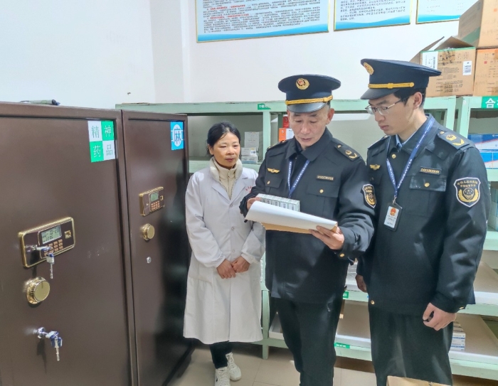 圖為12月20日，該局執(zhí)法人員在一家醫(yī)療機(jī)構(gòu)檢查精神藥品購(gòu)銷情況。（通訊員鄢國(guó)卿 攝）