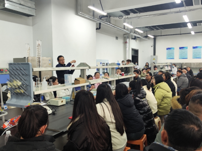 圖為臨沂大學(xué)教授向參訓(xùn)學(xué)員現(xiàn)場講授化妝品檢驗操作技能。（楊永波 攝）