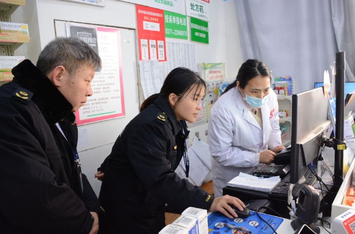 圖為該局執(zhí)法人員在一家藥店檢查藥品追溯掃碼使用情況。（通訊員韓吳琦 攝）