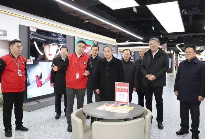 1月2日，中共中央政治局常委、國(guó)務(wù)院總理李強(qiáng)在山東濟(jì)南調(diào)研。這是李強(qiáng)在位于濟(jì)南市泉城路的京東電器旗艦店，了解家用電器、手機(jī)銷(xiāo)售等情況。新華社記者 丁海濤 攝