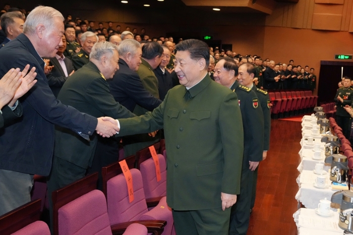 1月17日下午，中央軍委慰問駐京部隊老干部迎新春文藝演出在北京舉行。中共中央總書記、國家主席、中央軍委主席習(xí)近平觀看演出，向在座的軍隊老同志，向全軍離退休老干部，致以節(jié)日問候和新春祝福。新華社記者 李剛 攝