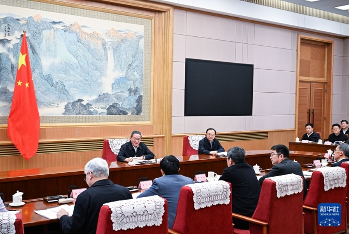 1月20日下午，中共中央政治局常委、國務(wù)院總理李強(qiáng)在北京主持召開專家、企業(yè)家和教科文衛(wèi)體等領(lǐng)域代表座談會，聽取對《政府工作報(bào)告（征求意見稿）》的意見建議。新華社記者 饒愛民 攝