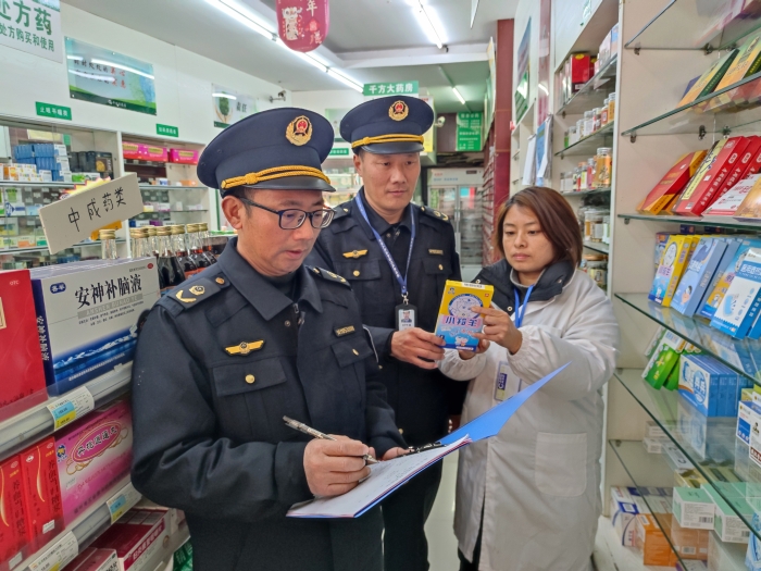 圖為近日，該局執(zhí)法人員在一家零售藥店檢查退熱貼標(biāo)簽標(biāo)識。（鄢國卿 攝）