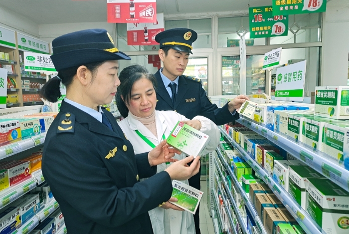 圖為2月6日，該局執(zhí)法人員對一家藥店在售藥品進行檢查。（通訊員 王雨林攝）
