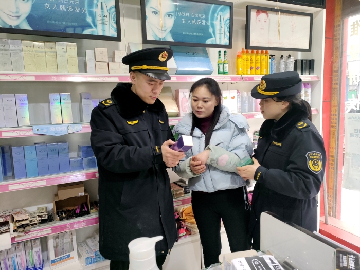 圖為2月18日，該局執(zhí)法人員在一家專賣店檢查化妝品銷售情況。