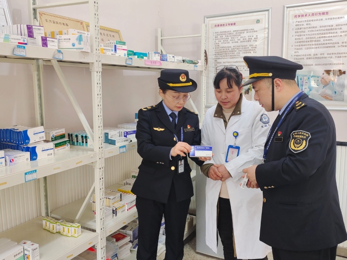 圖為該局執(zhí)法人員在一家衛(wèi)生服務(wù)站內(nèi)進(jìn)行現(xiàn)場(chǎng)檢查指導(dǎo)。（李文 孫建新 攝）