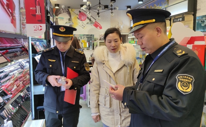 圖為2月24日，該局執(zhí)法人員在一家美容機(jī)構(gòu)檢查化妝品標(biāo)簽標(biāo)識(shí)情況。（通訊員 鄢國(guó)卿 攝）