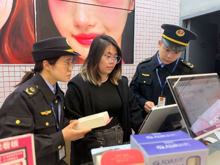 圖為該局執(zhí)法人員在一家化妝品賣場檢查。（孫俊輝 孫建新攝）