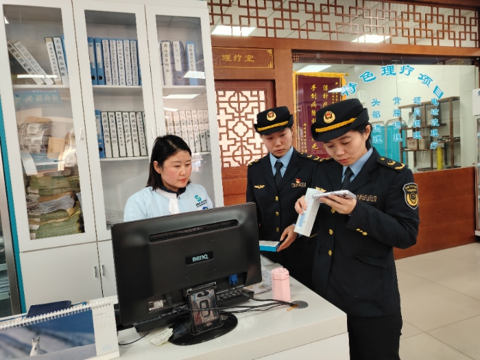 圖為2月26日，該局執(zhí)法人員在一家藥店檢查藥品網(wǎng)絡(luò)銷售情況。（通訊員韓吳琦 攝）