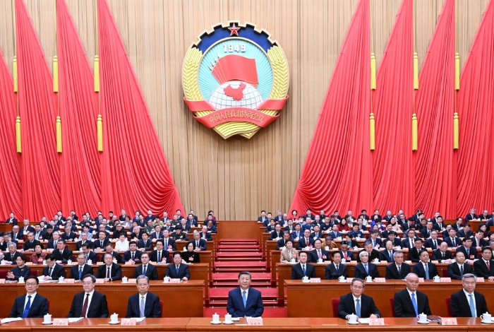 3月4日下午，中國(guó)人民政治協(xié)商會(huì)議第十四屆全國(guó)委員會(huì)第三次會(huì)議在北京人民大會(huì)堂開(kāi)幕。這是習(xí)近平、李強(qiáng)、趙樂(lè)際、蔡奇、丁薛祥、李希、韓正在主席臺(tái)就座。新華社記者 謝環(huán)馳 攝