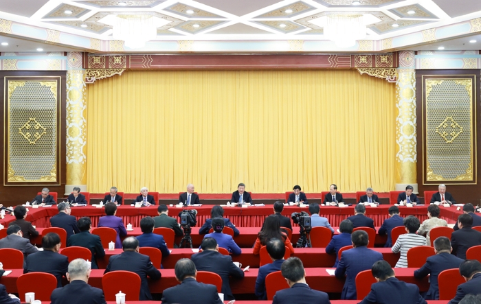 3月6日下午，中共中央總書記、國家主席、中央軍委主席習(xí)近平看望參加全國政協(xié)十四屆三次會(huì)議的民盟、民進(jìn)、教育界委員，并參加聯(lián)組會(huì)，聽取意見和建議。中共中央政治局常委、全國政協(xié)主席王滬寧，中共中央政治局常委、中央辦公廳主任蔡奇參加看望和討論。 新華社記者 王曄 攝