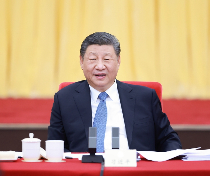 3月6日下午，中共中央總書記、國家主席、中央軍委主席習(xí)近平看望參加全國政協(xié)十四屆三次會(huì)議的民盟、民進(jìn)、教育界委員，并參加聯(lián)組會(huì)，聽取意見和建議。 新華社記者 王曄 攝