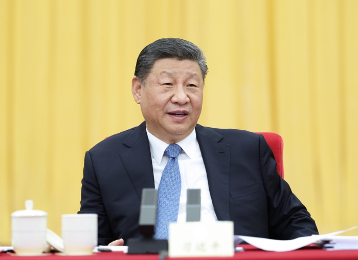 3月6日下午，中共中央總書記、國家主席、中央軍委主席習(xí)近平看望參加全國政協(xié)十四屆三次會(huì)議的民盟、民進(jìn)、教育界委員，并參加聯(lián)組會(huì)，聽取意見和建議。 新華社發(fā)（盛佳鵬攝）
