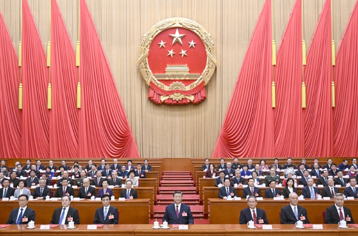 3月11日下午，第十四屆全國人民代表大會第三次會議在北京人民大會堂閉幕。黨和國家領導人習近平、李強、王滬寧、蔡奇、丁薛祥、李希、韓正等在主席臺就座。新華社記者 李學仁 攝