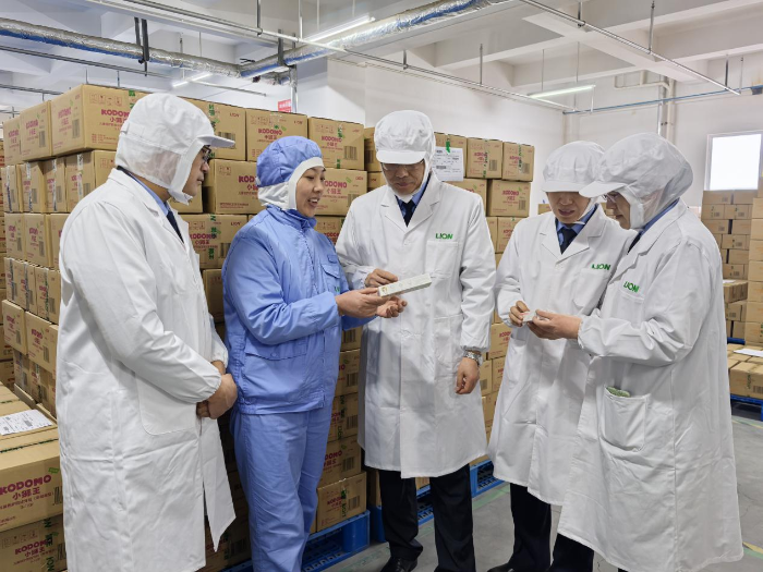 圖為檢查人員在庫房查看產(chǎn)品出入庫情況。（姜彥君 攝）