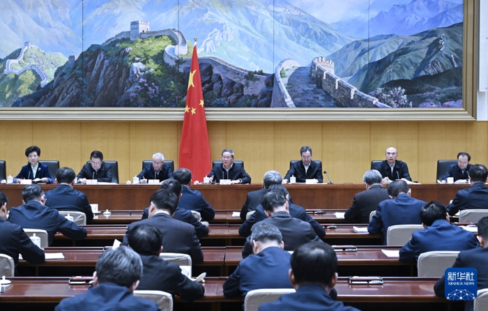 3月14日，國務院總理李強主持召開國務院第八次全體會議，深入學習貫徹習近平總書記在全國兩會期間的重要講話和全國兩會精神，對落實國務院2025年重點工作進行部署。新華社記者 饒愛民 攝