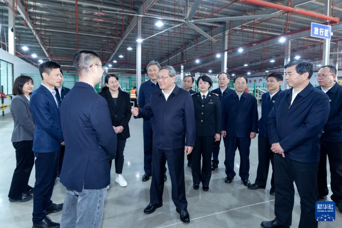 3月18日至20日，中共中央政治局常委、國(guó)務(wù)院總理李強(qiáng)在福建調(diào)研。這是3月18日，李強(qiáng)來到泉州晉江國(guó)際陸地港，了解其以“雙口岸+雙平臺(tái)”服務(wù)外貿(mào)企業(yè)等情況。新華社記者 劉彬 攝
