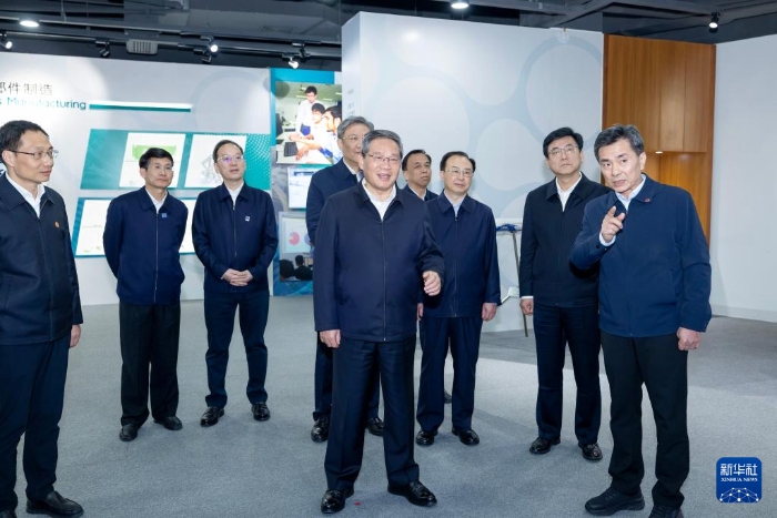 3月18日至20日，中共中央政治局常委、國(guó)務(wù)院總理李強(qiáng)在福建調(diào)研。這是3月19日，李強(qiáng)在廈門太古飛機(jī)工程有限公司，了解中國(guó)（福建）自由貿(mào)易試驗(yàn)區(qū)廈門片區(qū)有關(guān)情況。新華社記者 劉彬 攝