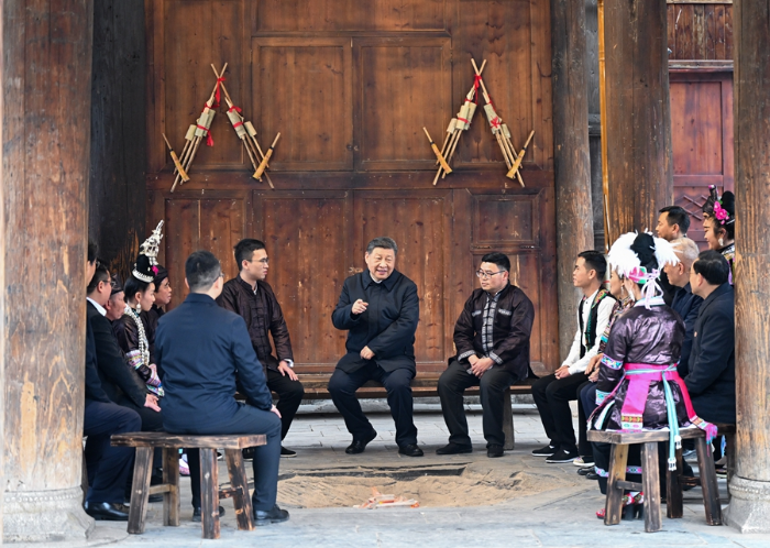2025年3月17日至18日，中共中央總書記、國(guó)家主席、中央軍委主席習(xí)近平在貴州考察。這是17日下午，習(xí)近平在黔東南州黎平縣肇興侗寨考察時(shí)，在信團(tuán)鼓樓同村干部和村民代表圍坐在火塘邊，共話鄉(xiāng)村全面振興。