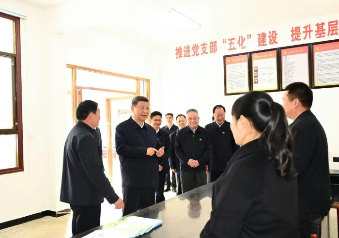 2024年3月19日，習(xí)近平總書記在湖南常德市鼎城區(qū)謝家鋪鎮(zhèn)港中坪村黨群服務(wù)中心了解當(dāng)?shù)貫榛鶎訙p負(fù)、提升基層治理效能等情況。