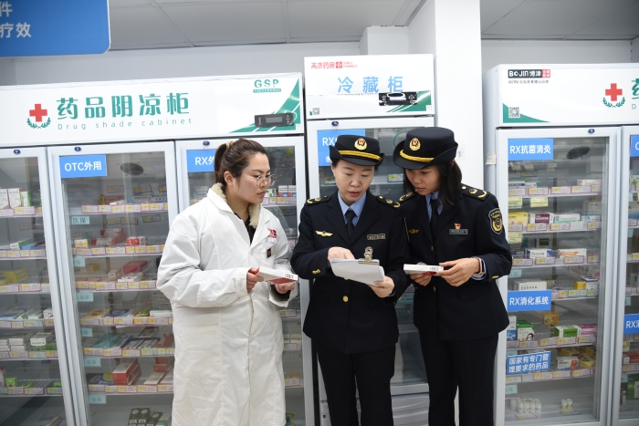 圖為4月3日，該局執(zhí)法人員在一家藥店核對(duì)藥品的購進(jìn)渠道信息。（通訊員 韓吳琦攝）