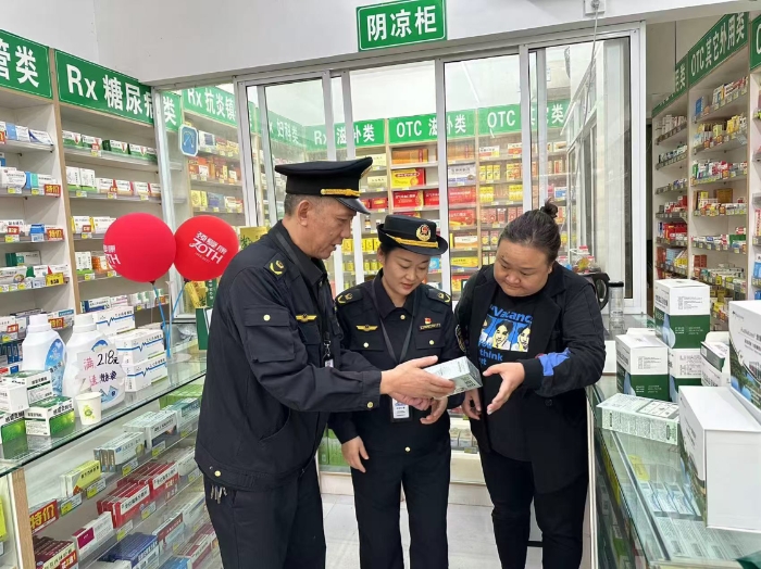 圖為4月7日，該局執(zhí)法人員在新妙鎮(zhèn)一家藥店檢查藥品質量。（通訊員 文光輝 攝）