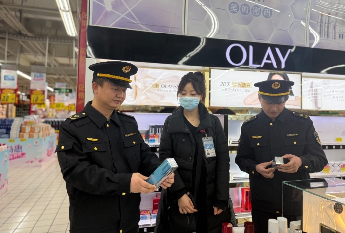 圖為該分局執(zhí)法人員在一家化妝品專賣場進行檢查。（吳萍 孫建新 攝）