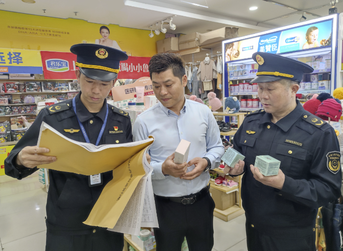 圖為該局執(zhí)法人員在一家母嬰用品專賣店檢查兒童化妝品質(zhì)量情況。（通訊員?鄢國卿 攝）
