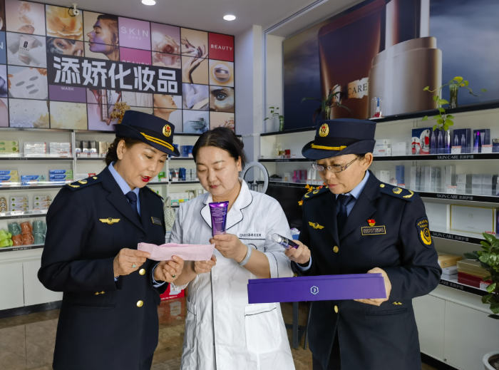 圖為4月3日，執(zhí)法人員在一家化妝品店檢查索票索證及臺賬記錄。（蘇日嘎拉圖 攝）