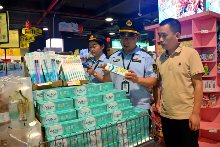 圖為6月16日，該局執(zhí)法人員在一家超市對牙膏的保質期、是否明示或者暗示其具有醫(yī)療作用進行檢查。（通訊員 文光輝攝）
