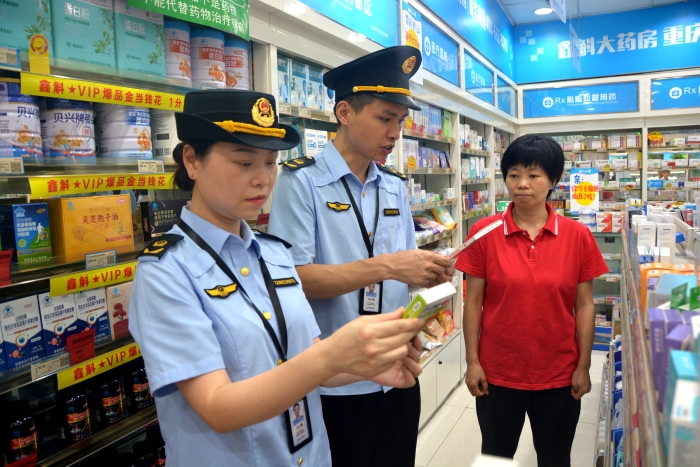 圖為6月18日，該局執(zhí)法人員在一家藥店對是否銷售回流藥進(jìn)行核查。（通訊員 文光輝攝）