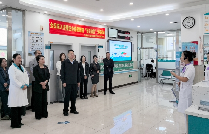 圖為學員赴長春市二道區(qū)長青社區(qū)衛(wèi)生服務(wù)中心觀摩醫(yī)療機構(gòu)藥房規(guī)格化建設(shè)情況。