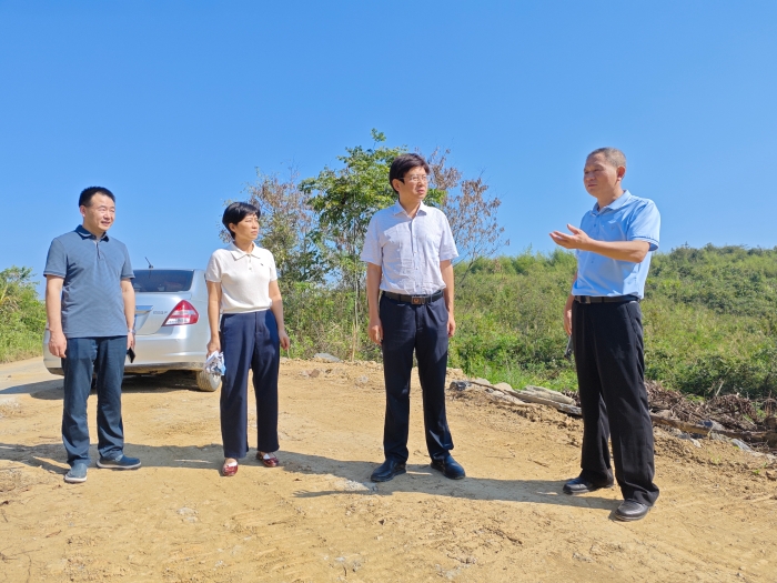 湖南省藥監(jiān)局黨組成員、副局長(zhǎng)覃永忠（左二）調(diào)研鄉(xiāng)村振興工作