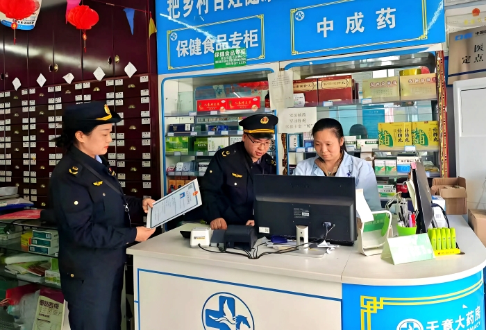 圖為10月22日，該局監(jiān)管人員在一家藥店通過(guò)核查處方，檢查執(zhí)業(yè)藥師是否在崗履職