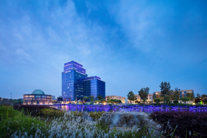 揚(yáng)子江藥業(yè)集團(tuán)堅(jiān)持守正創(chuàng)新，高質(zhì)量推進(jìn)新藥研發(fā)，圖為集團(tuán)藥物研究院大樓。