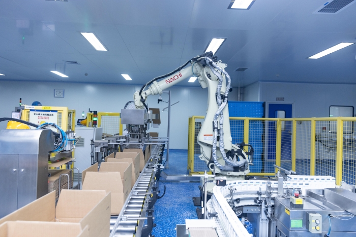 自動(dòng)化推動(dòng)中國(guó)“智”藥，圖為揚(yáng)子江藥業(yè)集團(tuán)自動(dòng)化生產(chǎn)線。